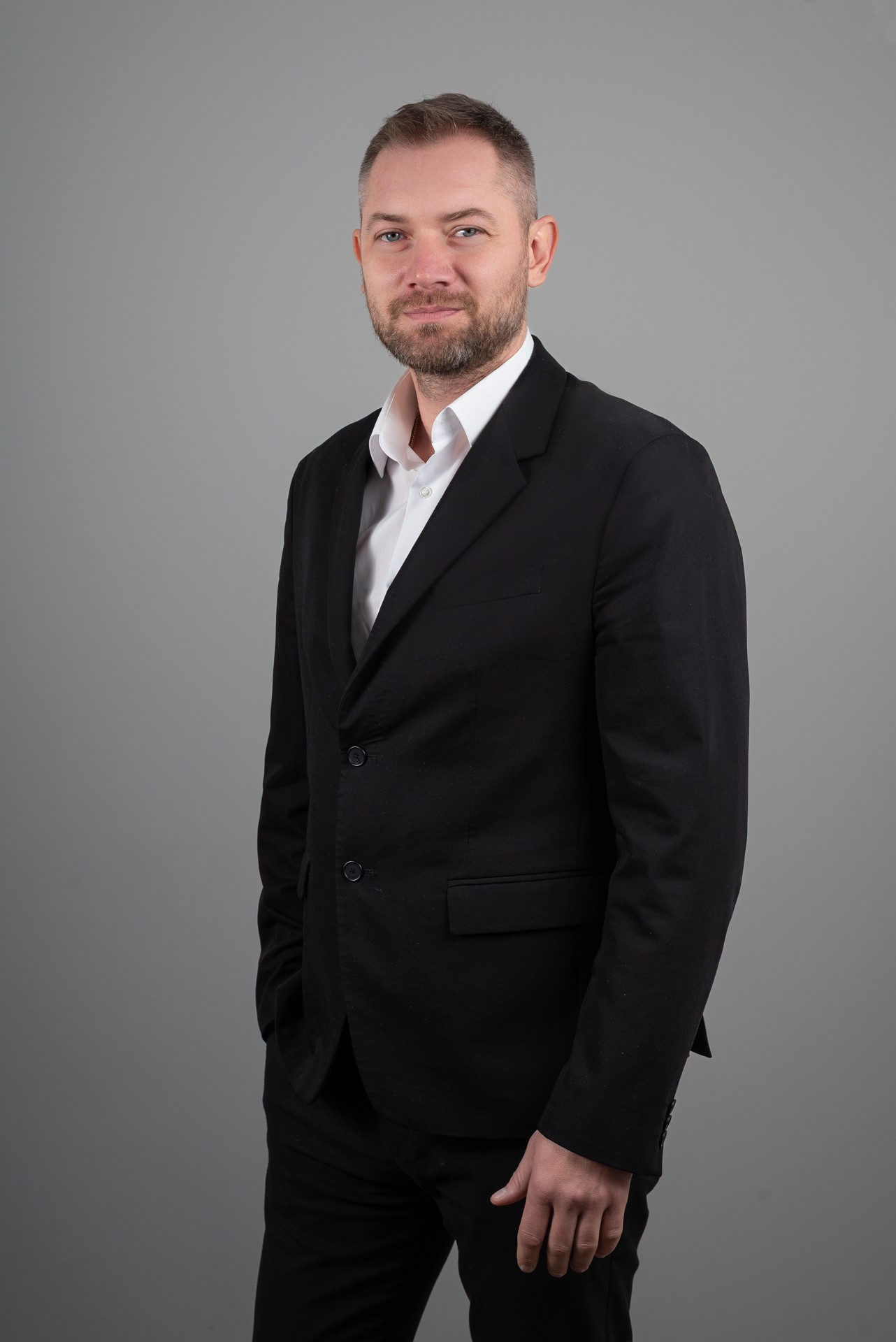 author-image border-none